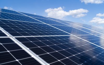 Comment combiner chauffage et panneaux solaires pour une maison autonome ?